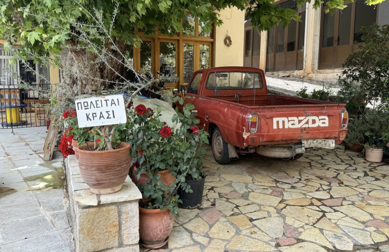 Σε ολόκληρο τον κόσμο έχει εξαπολυθεί ένα κυνήγι για το «καλύτερο». Στο διαδίκτυο, τα άρθρα με τη μεγαλύτερη αναγνωσιμότητα είναι οι λίστες με τα «10 καλύτερα», και οι τίτλοι των άρθρων πρέπει οπωσδήποτε να περιέχουν και ένα επίθετο στον υπερθετικό βαθμό. Ποια είναι όμως η μοίρα όσων προϊόντων δεν είναι τα «καλύτερα», ειδικά στον χώρο του κρασιού;
