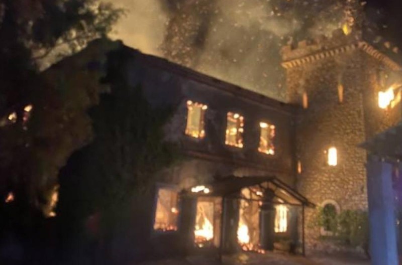 Σχεδόν ολοσχερώς καταστράφηκε η ιστορική «Κάβα Δανιηλίδος» της Achaia Clauss, από πυρκαγιά τα ξημερώματα του Σαββάτου 5 Σεπτεμβρίου. Η Πυροσβεστική απέτρεψε την επέκταση στα υπόλοιπα κτίρια. Τα ιστορικά βαρέλια Μαυροδάφνης και περί τις 12.000 φιάλες κρασιού διασώθηκαν. Δρομολογείται ήδη η αποκατάσταση του καμένου κτιρίου.