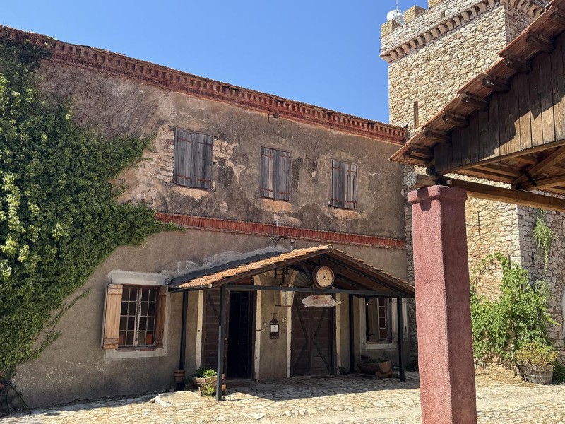 Μια πυρκαγιά στην οινοποιία Achaia Clauss μάς θύμισε πόσο ευάλωτη είναι ακόμα και η ιστορική μνήμη που έχει αντέξει 165 χρόνια. Άθικτα παραμένουν τα ανεκτίμητα αποθέματα Μαυροδάφνης και ο ιστορικός πυρήνας της οινοποιίας. Γιατί κάποια πράγματα δεν αρκεί να διασωθούν· πρέπει να παραμείνουν ακέραια στον χρόνο.