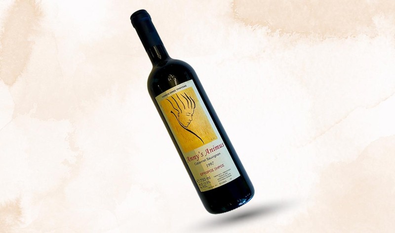 Ένα ολοζώντανο Cabernet Sauvignon 29 ετών από την Τριφυλία Μεσσηνίας, το 1997 Anny’s Animus της Κ. Τσώλης Οινοποιητική, αποτελεί τρανταχτή απόδειξη της δυναμικής ενός αμπελώνα που πριν από 30 χρόνια μεσουρανούσε στην ελληνική αγορά με premium κρασιά και σήμερα αναγεννιέται, όπως του αξίζει.